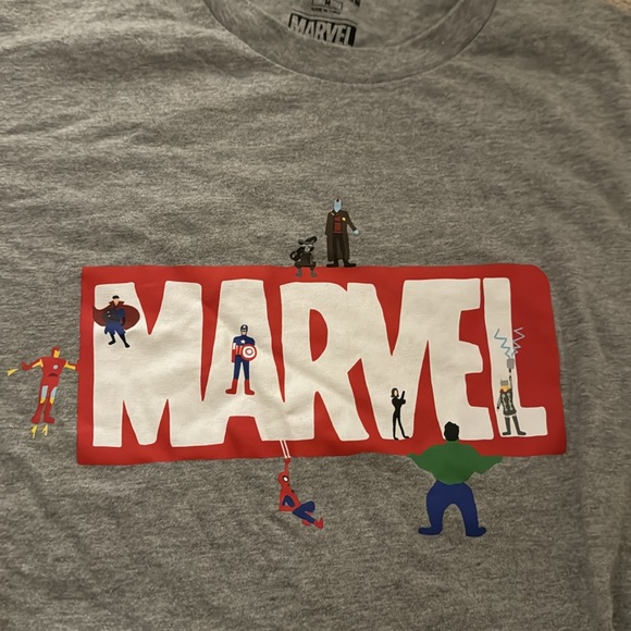Uniqlo Marvel Women’s shirt in gray - Picture 5 of 6
